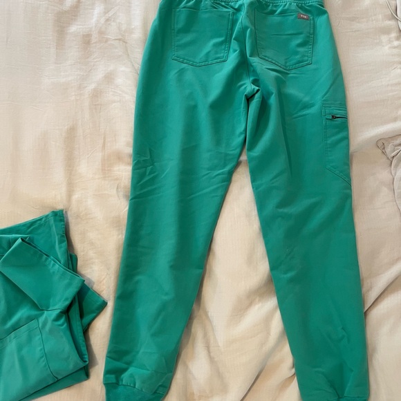 Figs Surgical Green scrub jogggers - Picture 2 of 5